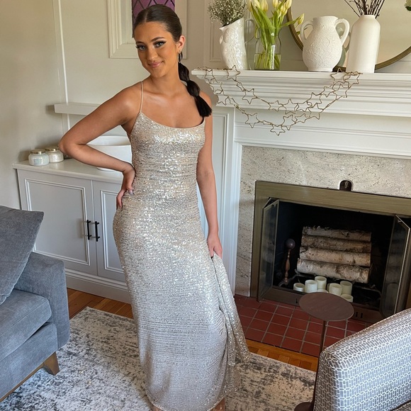 Will never wear again but it’s so beautiful only worn once. Super flattering - Picture 4 of 5